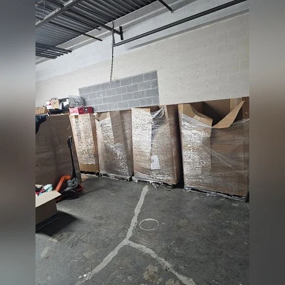 LIKE THIS PAGE FOR OUR LIVE SHOW - Picture 2 of 7